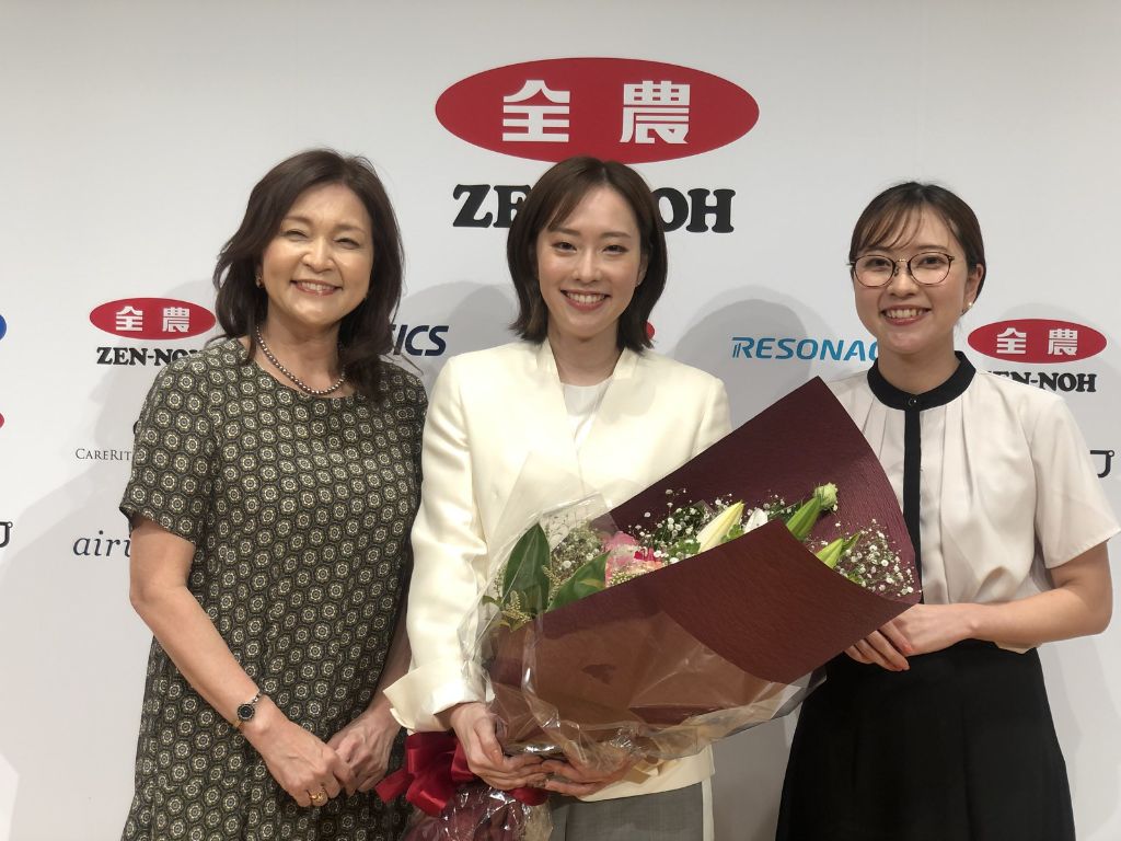 花束を受け取る石川久美と関係者